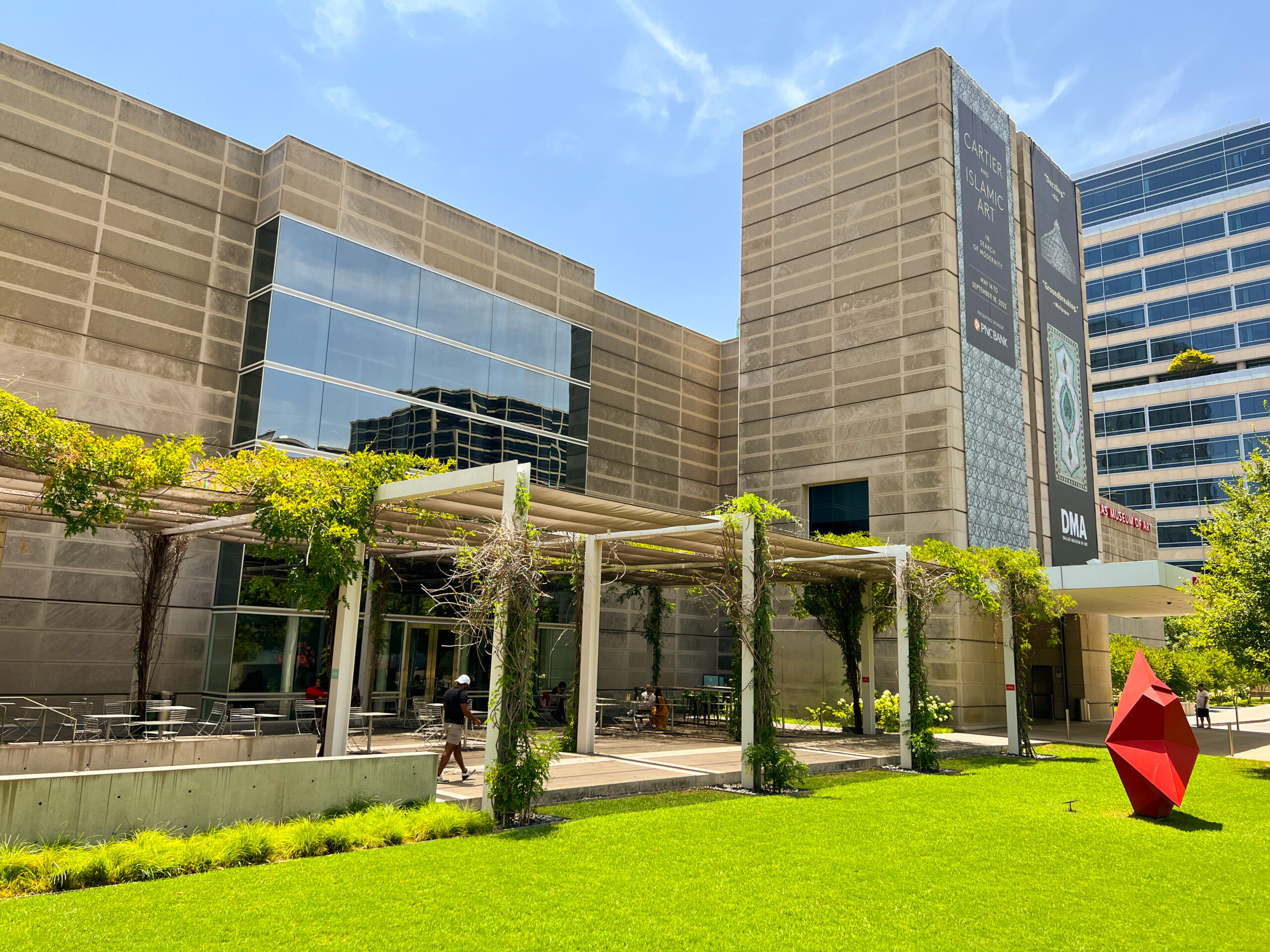 outside view of the Dallas Museum of Art 